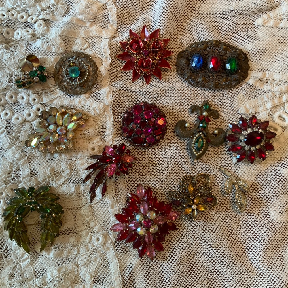 Lot of 13Beautiful Vintage Brooch,  3Signed Weiss, Pink, Red, Borealis Goldtone